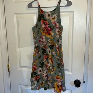 Size small.  Knee length and I’m very good condition.  Only worn once!